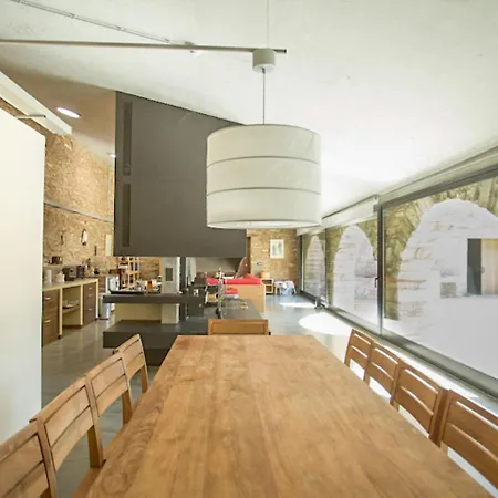 Modern Mansion In With Pool Nearby *